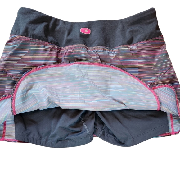 SUGOI FUSION SKORT NWT XS, gray with multi color stripes and hot pink tr… - Picture 5 of 7